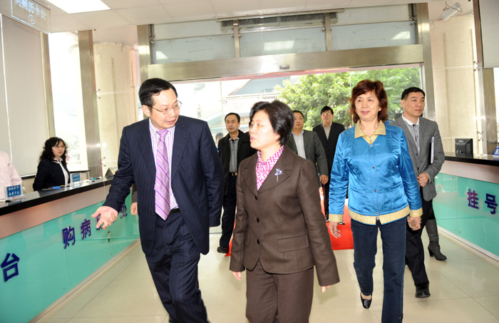 2010年3月，副省長(cháng)陳樺來(lái)我院調研參觀(guān)