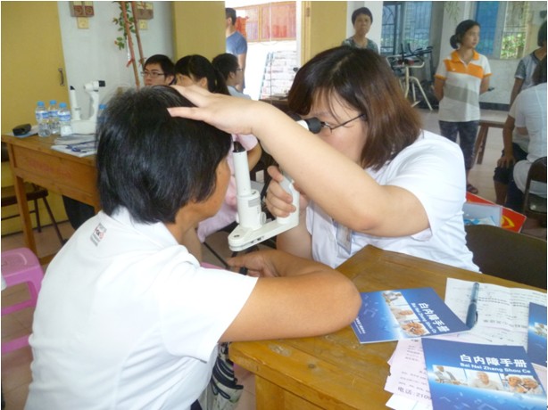眼科中心鐘艷琳醫(yī)師正在為南安詩山鎮(zhèn)村民詳細(xì)檢查眼疾